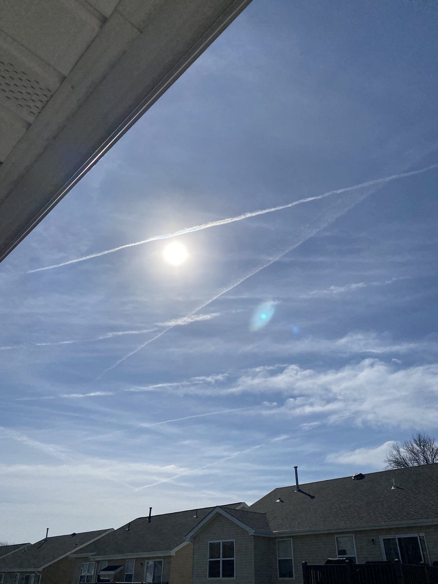 2pomz's tweet photo. @SenEricSchmitt @BobOnderMO @HawleyMO 
Cmon guys!! STOP the spraying of our skies and blocking the sun!! Enough is enough!! https://t.co/BwFxNKbFLN