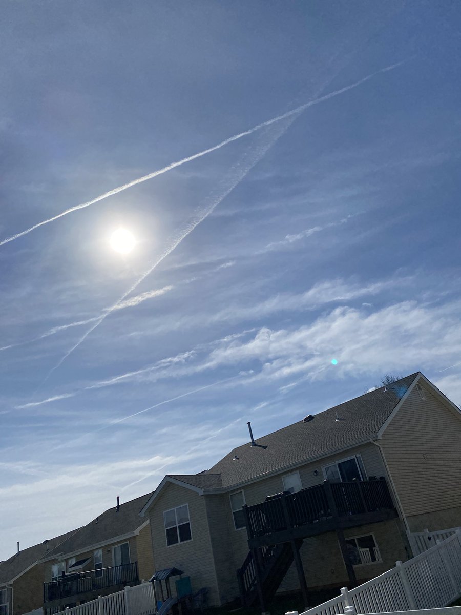 2pomz's tweet photo. @SenEricSchmitt @BobOnderMO @HawleyMO 
Cmon guys!! STOP the spraying of our skies and blocking the sun!! Enough is enough!! https://t.co/BwFxNKbFLN