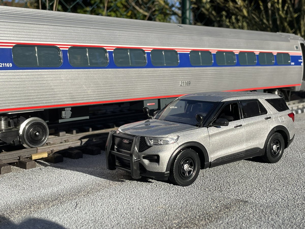 MatthiasK77's tweet photo. @NTSB Investigation Team on an Amtrak Amfleet car on my garden railroad. NTSB Decals for the cars will follow.
#modelrailroad #gardenrail #amtrak #amfleet https://t.co/uoHHBOERyg