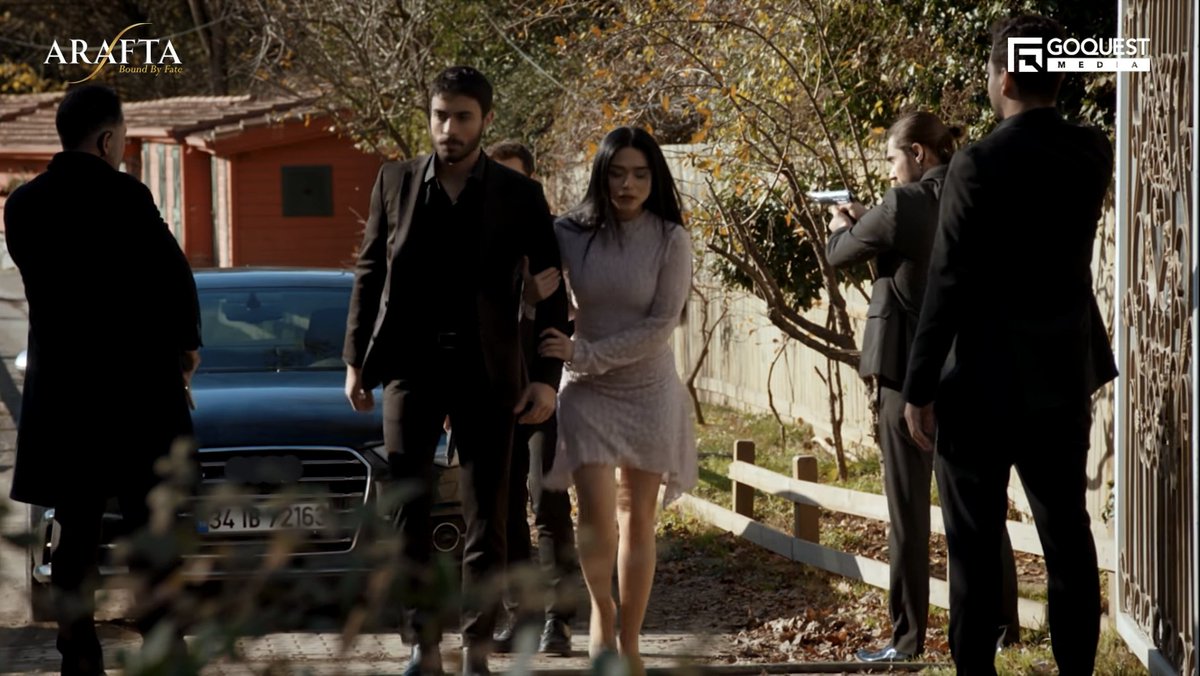 sunexplise's tweet image. HER HOLDING HIM OMGG #Cemet #Arafta