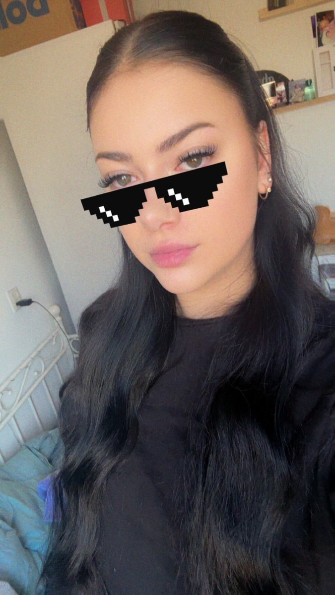 Meld braaf in dm.  Goddes heeft een Koningsdag outfit nodig😉  Jij krijgt de eer om te helpen kiezen en betalen😈

Findomnl feetworship humanATM