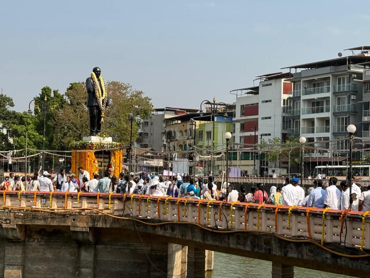 जिस तालाब में बाबा साहब को पानी नहीं पीने दिया जा रहा था वह तालाब आज बाबा साहब के पैरों में है !