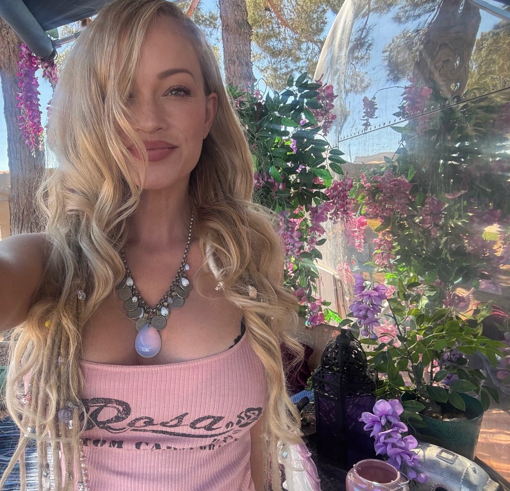 The best part about living in a campground...is how happy everyone.

Kid's are playing on bicycles instead of iphones, families are eating BBQ instead of fast food, and everyone's happy just to sit in a chair outside.

I feel like I'm living in the 80's all over again.
🥹🦄🩷