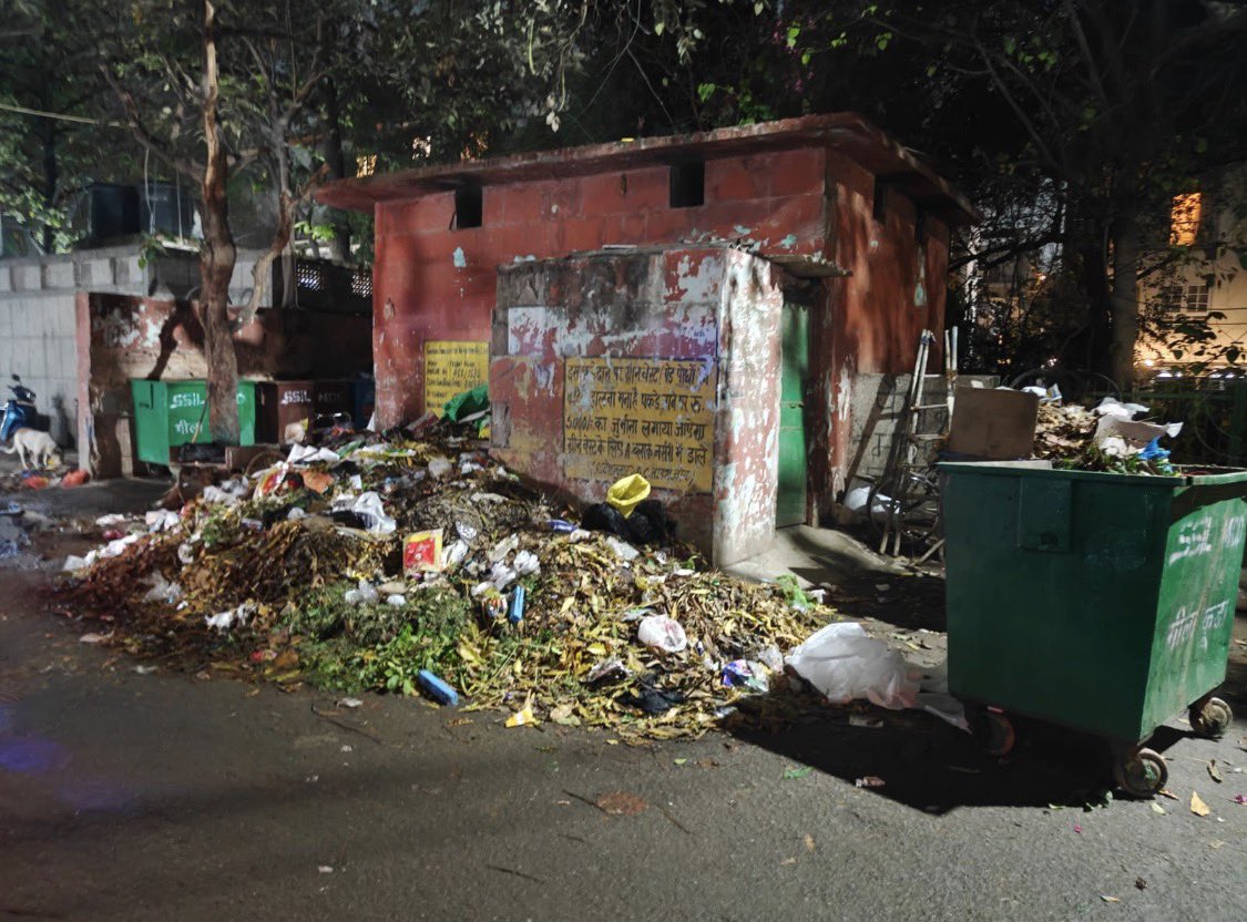 vivek2612's tweet photo. @LtGovDelhi @gupta_rekha  condition of a Dhalao in E block Market Vasant Vihar. https://t.co/Y2mpwMXFss