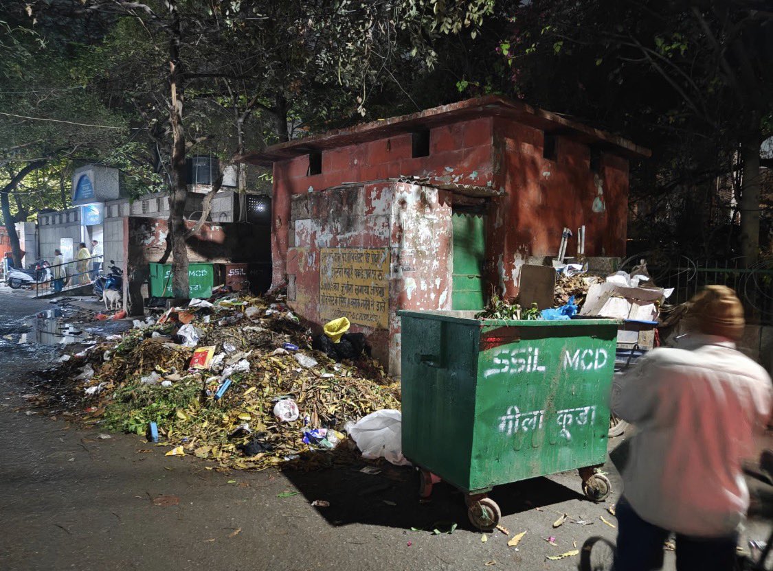 vivek2612's tweet photo. @LtGovDelhi @gupta_rekha  condition of a Dhalao in E block Market Vasant Vihar. https://t.co/Y2mpwMXFss
