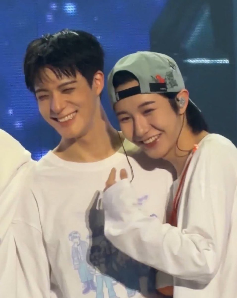 ยิ้มกว้างคู่เลย อยากให้มีแต่รอยยิ้มทุกวัน รักๆๆๆๆๆๆ ๆๆๆ 🩵💛