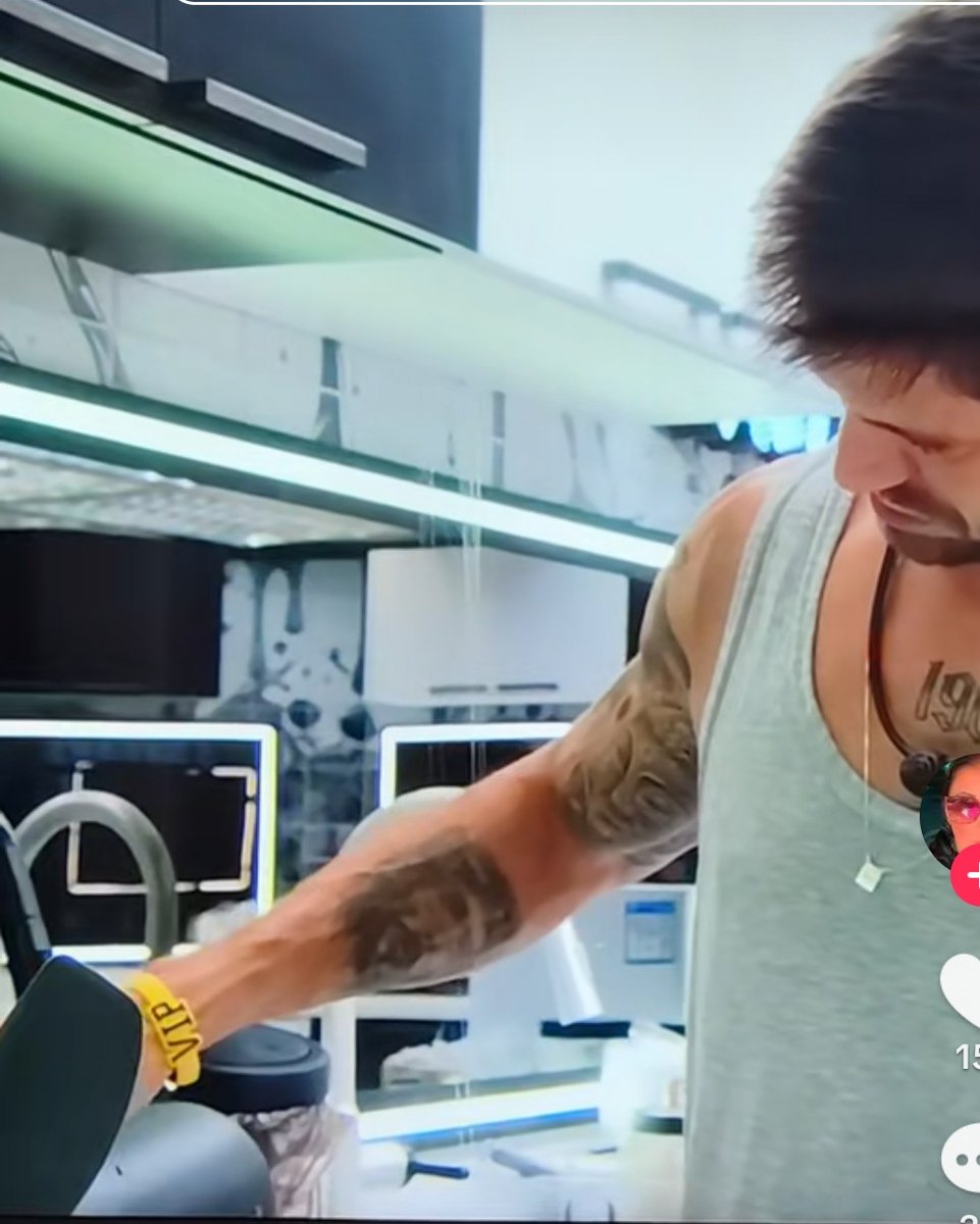 "Aí é pq ele não percebeu"
Corta pra ele olhando pra pulseira, enquanto coloca o café. "Aí ele é desatento". Corta ele ontem bebendo água na xepa. Gente, vcs querem chamar o Jonas de burro, vcs chamem. Já que é a única desculpa que vcs tem. 

#BBB26