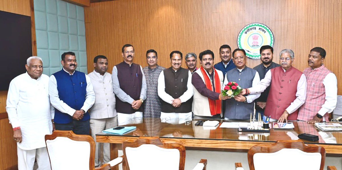 आज छत्तीसगढ़ विधानसभा के बजट सत्र के सफल समापन पर मंत्रिमंडल के साथियों और विधायकगणों ने विधानसभा भवन स्थित कार्यालय में मुलाकात कर शुभकामनाएं दीं।

15 बैठकों में सम्पन्न यह बजट सत्र छत्तीसगढ़ के विकास को नई दिशा देने वाला रहा। सत्र के दौरान माननीय राज्यपाल के अभिभाषण पर सदन