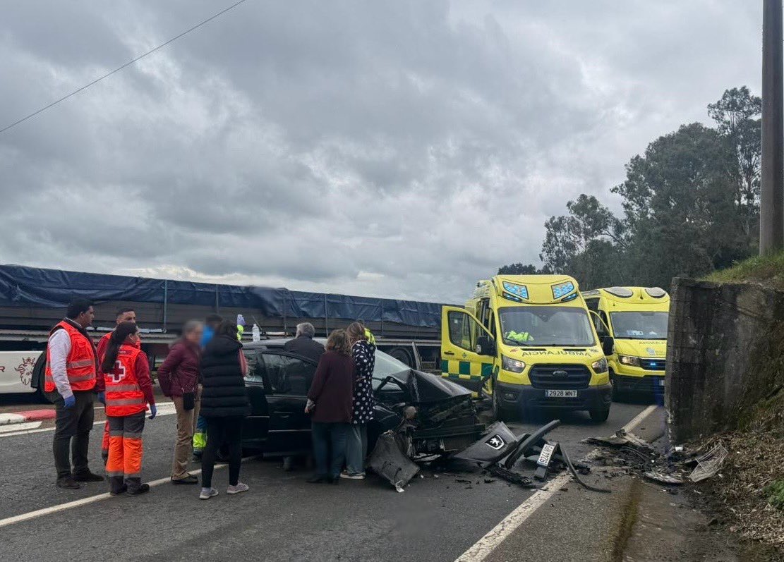 CruzRojaEX's tweet photo. Un equipo de @CRE_Emergencias interviene en un #Accidente de Tráfico en Valle de Matamoros como apoyo a los recursos de @saludEXT https://t.co/8zLoQrK5vg