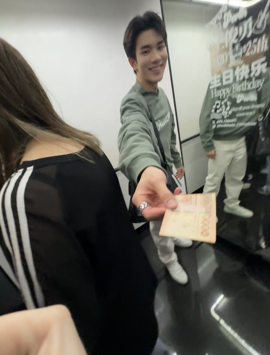 ขอแก้ข่าวนะคับ โฟ้ดๆลูก หลานป๊าไม่ใช่ขโมยนะ 5555

แก้ข่าว 2 พึ่งรู้เรื่องจากหลานวันนี้ว่ามีดราม่าบอกว่าหลานจะพูดทำไมว่าไม่มีเงิน คือหลาน 14 เองแก หลานไปชั้น 30 เพราะจะไปดูพวก goods แต่มันเกินงบ 

ช่วยรบกวนเอ็นดูเด็กหน่อยนะคับ คือน้องร้องไห้เลย 🥹😅