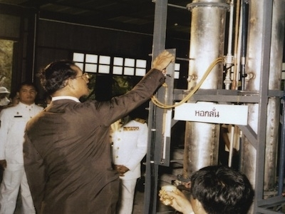 คุณลองคิดสิว่า มีคนที่คิดว่าจะลดการนำเข้าดีเซล
ด้วยการผสมแอลกอฮอลที่ได้จากอ้อย
เพื่อประโยชน์ของชาติบ้านเมือง

เมื่อ 43 ปีก่อน