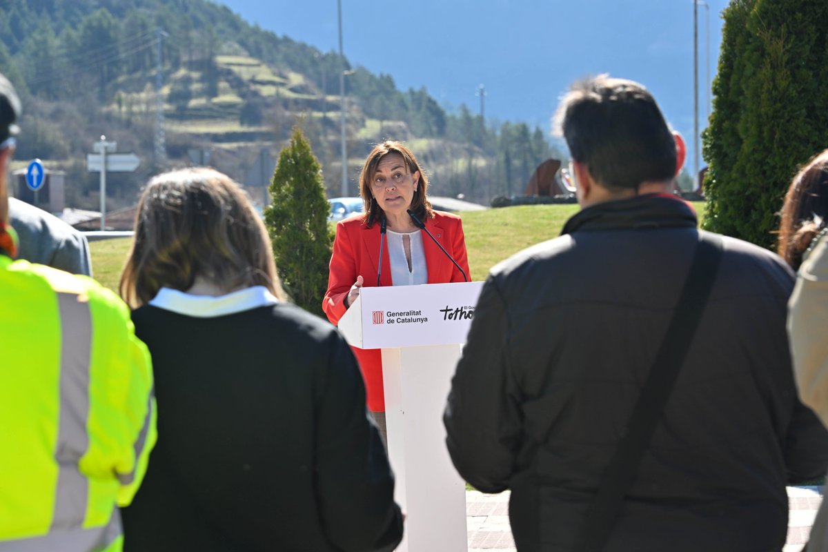 territoricat's tweet image. Més seguretat i fluïdesa a la C-16 🛣️

El @govern estudia el projecte per transformar l'Eix entre Berga i Bagà:

✅ Desdoblament fins a Cercs.
✅ Tercer carril reversible fins a Bagà.

🗣️ #Consellera @SilviaPaneque: "Transformar la C-16 entre Berga i Bagà és una inversió en