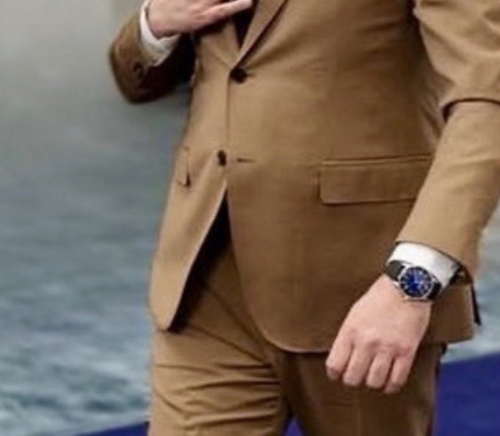 إيه نوع الساعة دي الي لابسها القولاني، وكم سعرها بالقنيه المصري ؟؟
وهو ازاي بجح كدا يلبس ويطقم والاسرائيلي بالئنيطره؟
المصري البحلي المبعو،ص😄