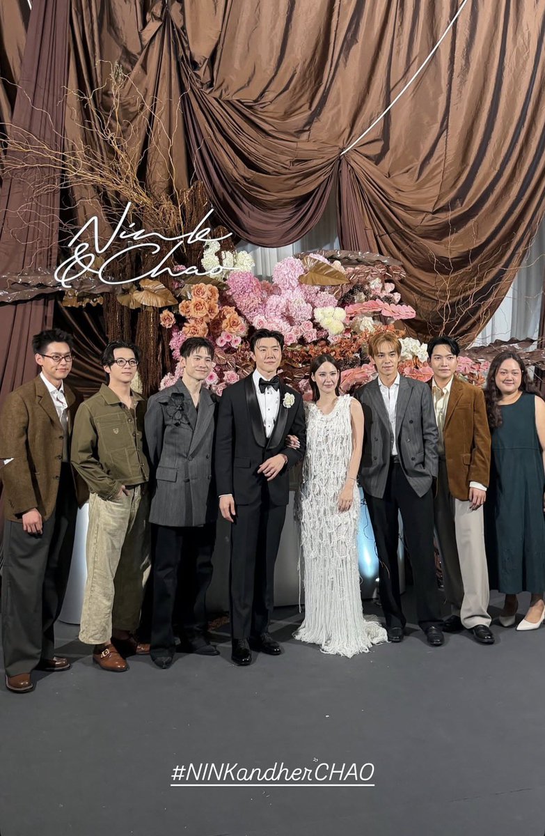 พึ่งเห็นรองเท้าอะ สีดีมากอะ โอ้ยไม่ไหวแล้ว กรุไม่ไหวปล้ว ไม่ไหวแล้วเมริงงงงงงงงง  #bbillkin