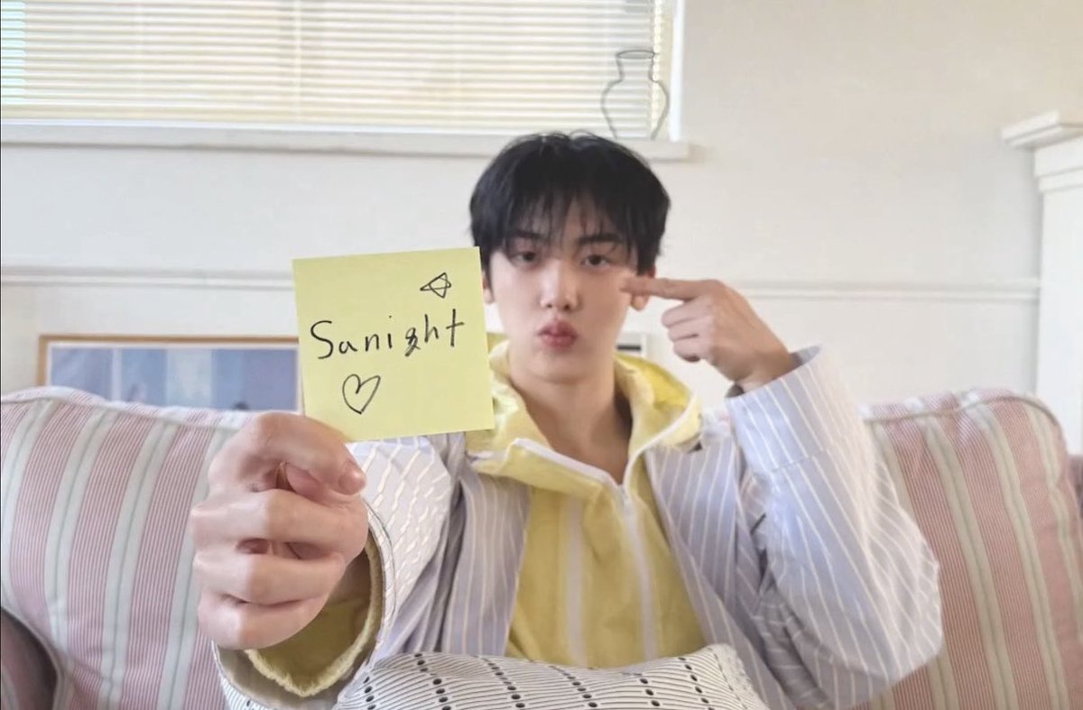 _minren_'s tweet photo. この時期は過去に戻りたくなる毎日を過ごすけれど、SANiGHTがあるから前に進むことが出来るよ
今年も約束を守ってくれてありがとう、明日会おう🪄💛🩶#윤산하 https://t.co/asoA7pJw8c