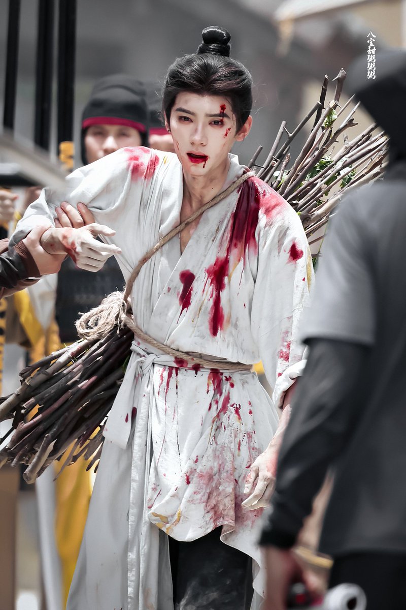 เธอแดงไหน เราแดงเลือด