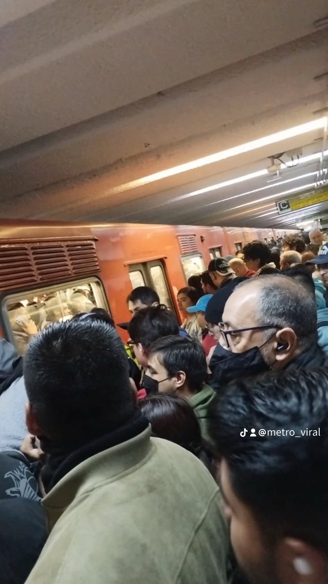 MetroViralMx's tweet photo. #ULTIMAHORA 

🚨Tomen Precauciones🚨

Retraso en Línea 2, 3, 7 y 8 del Metro Ciudad de México 🇲🇽 @MetroCDMX 

Todos los días hay retrasos en las Líneas del #MetroCDMX por las constantes y diferentes fallas derivadas de la Falta de Mantenimiento, que nos hace llegar tarde a nuestros destinos❌