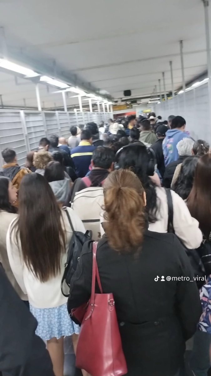 MetroViralMx's tweet photo. #ULTIMAHORA 

🚨Tomen Precauciones🚨

Retraso en Línea 2, 3, 7 y 8 del Metro Ciudad de México 🇲🇽 @MetroCDMX 

Todos los días hay retrasos en las Líneas del #MetroCDMX por las constantes y diferentes fallas derivadas de la Falta de Mantenimiento, que nos hace llegar tarde a nuestros destinos❌