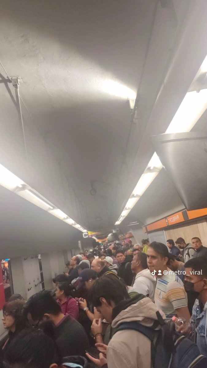MetroViralMx's tweet photo. #ULTIMAHORA 

🚨Tomen Precauciones🚨

Retraso en Línea 2, 3, 7 y 8 del Metro Ciudad de México 🇲🇽 @MetroCDMX 

Todos los días hay retrasos en las Líneas del #MetroCDMX por las constantes y diferentes fallas derivadas de la Falta de Mantenimiento, que nos hace llegar tarde a nuestros destinos❌
