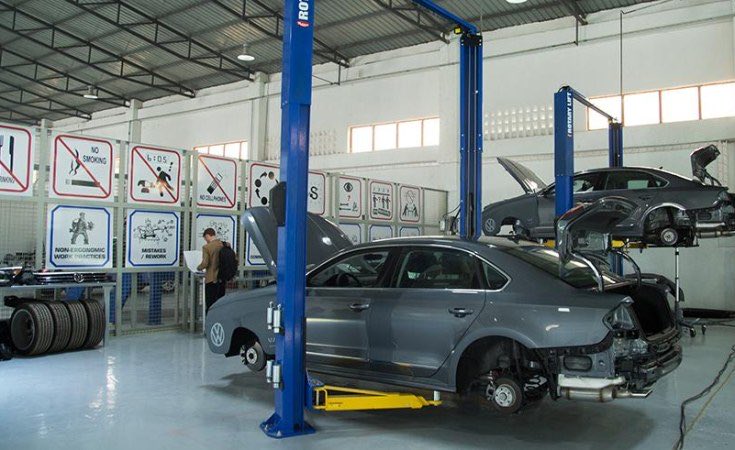Français: 

La situation ne va pas bien au Rwanda en ce moment. L’usine de Volkswagen Rwanda, qui était autrefois considérée comme l’un des principaux projets automobiles en Afrique, a récemment fermé. Elle a maintenant été transformée en un garage automobile ordinaire.

English