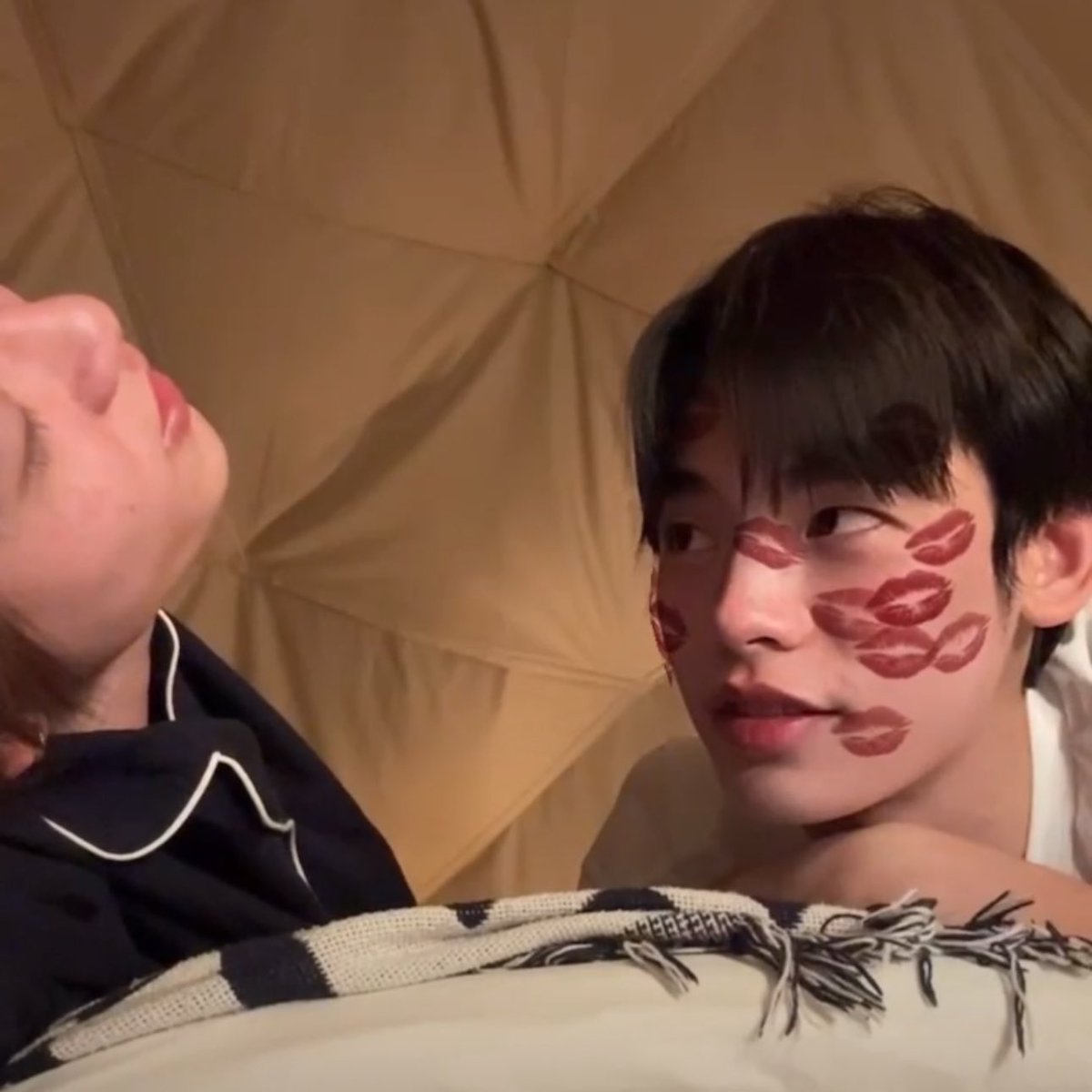 🐶: ร้องเพลง 🎶
🐻‍❄️: ตั้งจัยฟัง

ชอบความตั้งใจฟังอ่ะ 🫳🏻🐻‍❄️