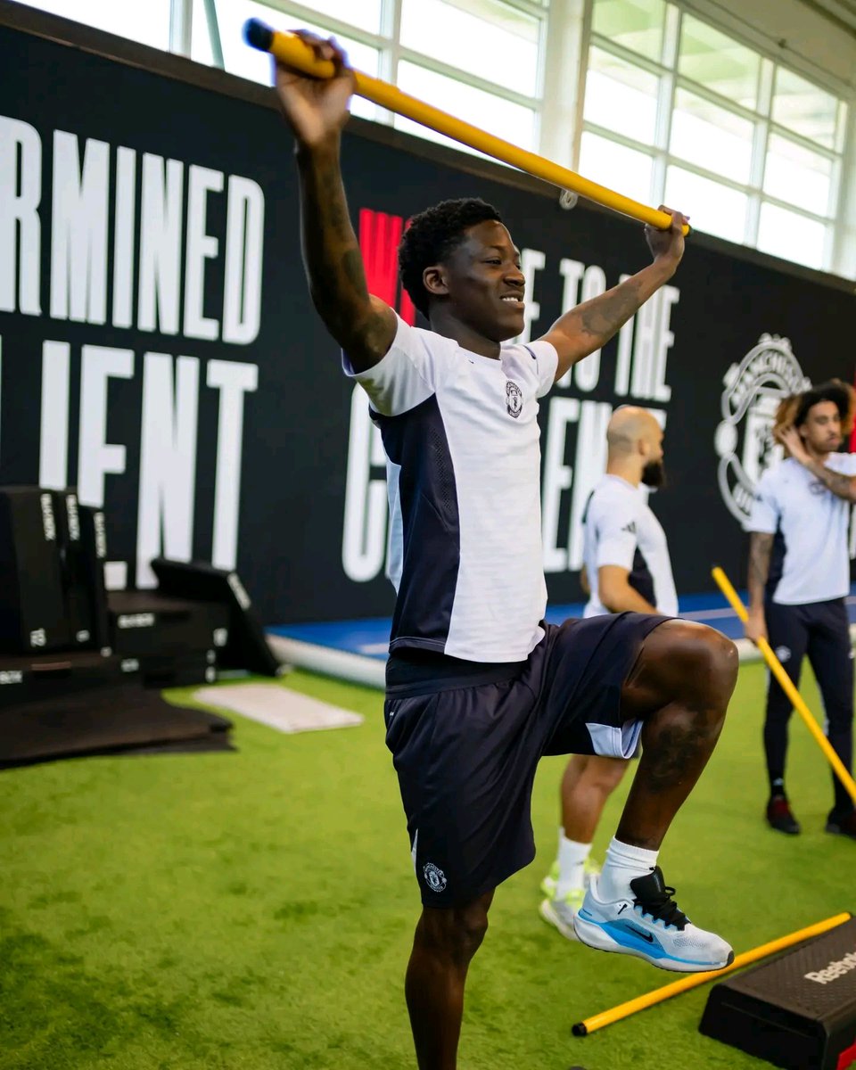 🚨 Man Utd close to agreement with Kobbie Mainoo + Harry Maguire over new contracts. Proposed deal would keep 20yo midfielder at #MUFC until 2031 on improved terms. 33yo defender offered 1+1yr deal. Work still needed but talks advanced