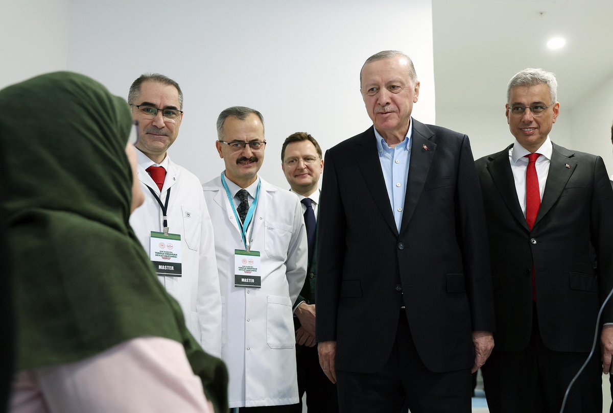 Cumhurbaşkanımız Sayın Recep Tayyip Erdoğan, Tenzile Erdoğan Devlet Hastanesi'ni gezerek tedavi gören hastalara geçmiş olsun dileğinde bulundu.
