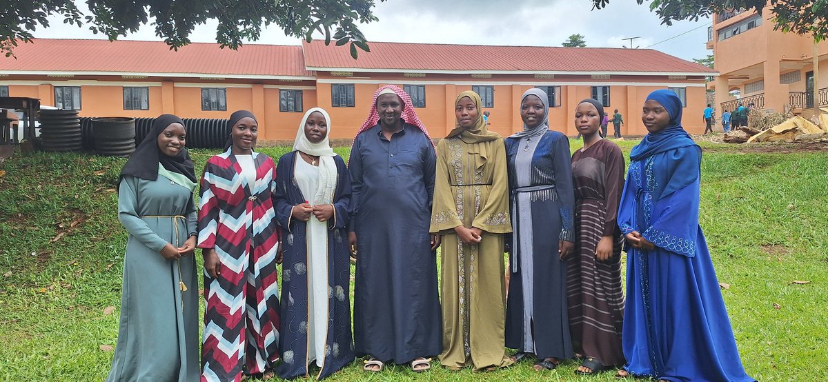 ZAMBOGO_MOK's tweet photo. Oweek. Ssenyonjo Moses Kiyimba, omumyuka Asooka owa Ssekiboobo era omutandisi wa St. Mary's College Lugazi ne Mother Kevin College Mabira, yeebazizza abayizi abasiraamu mu Mother Kevin College Mabira olwokumalako obulungi ekisiibo. https://t.co/IfxiLpQVDy