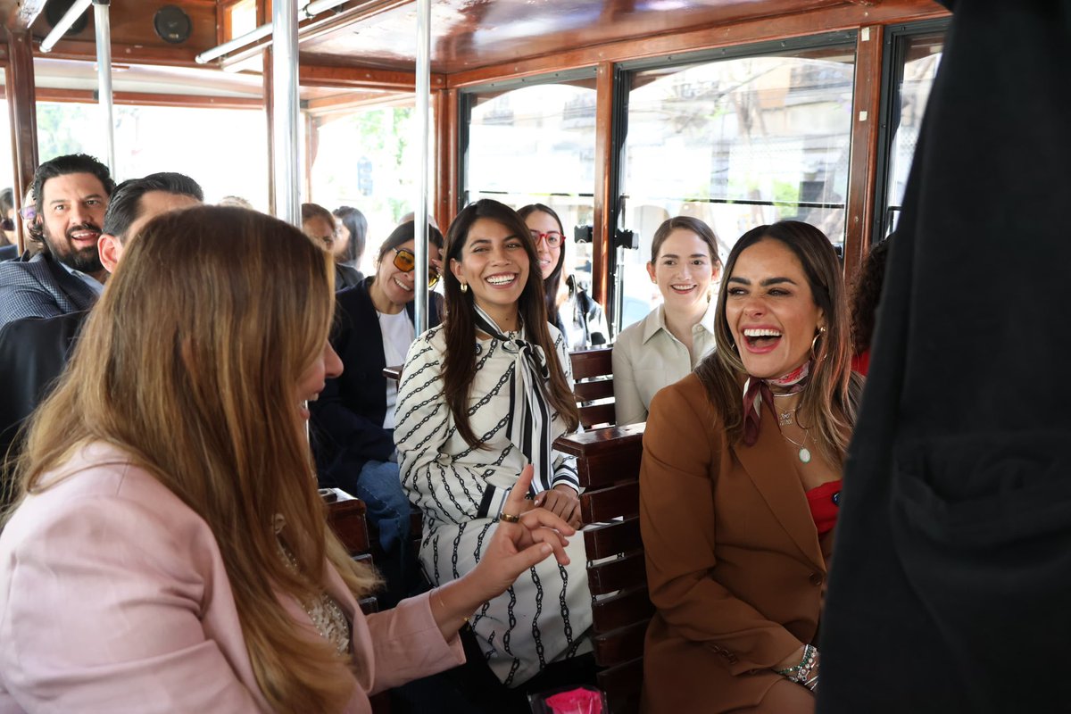 AlessandraRdlv's tweet photo. Hermanamiento con @CeciliaPatronL 

Desde Mérida hasta la Cuauhtémoc, este hermanamiento no es solo institucional: es un mensaje claro de que cuando las mujeres gobiernan, las cosas sí pasan.

Nos encontramos, nos reconocimos y decidimos caminar juntas.

Porque cuando dos mujeres que luchan se encuentran, no solo suman… hacen historia.