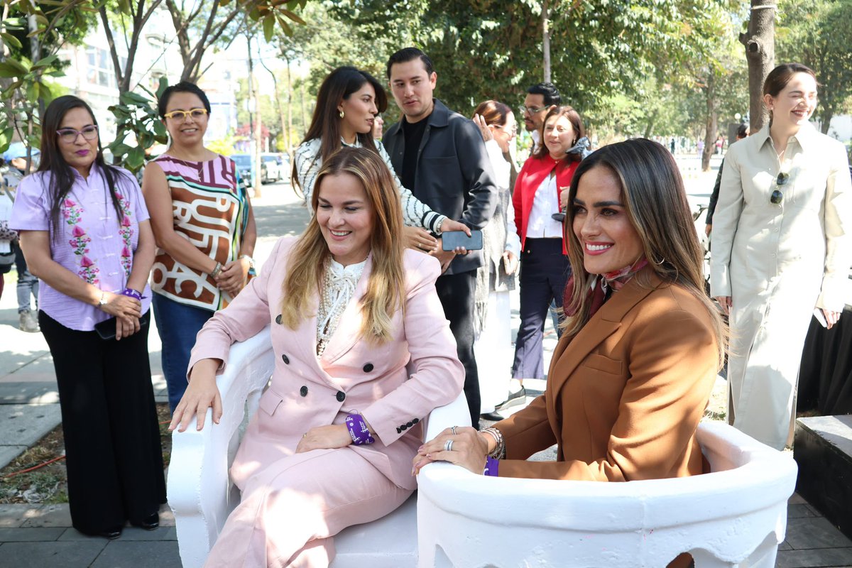 AlessandraRdlv's tweet photo. Hermanamiento con @CeciliaPatronL 

Desde Mérida hasta la Cuauhtémoc, este hermanamiento no es solo institucional: es un mensaje claro de que cuando las mujeres gobiernan, las cosas sí pasan.

Nos encontramos, nos reconocimos y decidimos caminar juntas.

Porque cuando dos mujeres que luchan se encuentran, no solo suman… hacen historia.