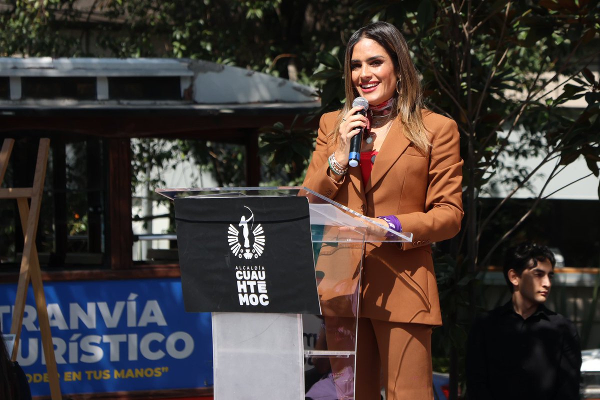 AlessandraRdlv's tweet photo. Hermanamiento con @CeciliaPatronL 

Desde Mérida hasta la Cuauhtémoc, este hermanamiento no es solo institucional: es un mensaje claro de que cuando las mujeres gobiernan, las cosas sí pasan.

Nos encontramos, nos reconocimos y decidimos caminar juntas.

Porque cuando dos mujeres que luchan se encuentran, no solo suman… hacen historia.