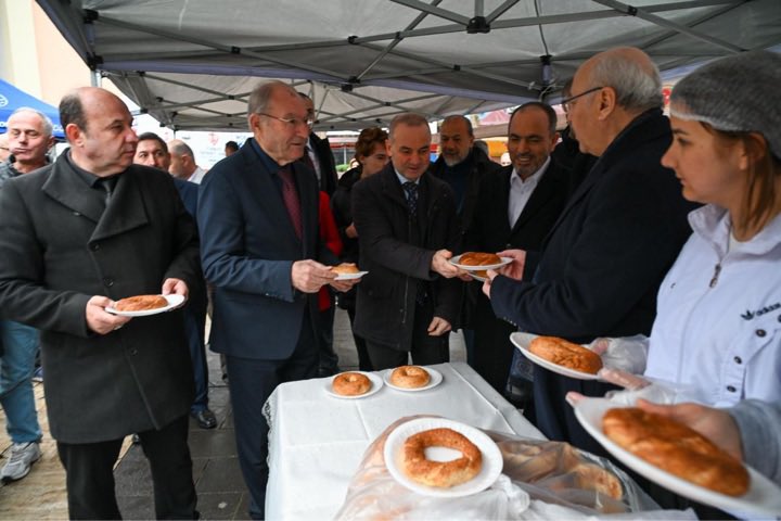 Denizli_Emniyet's tweet photo. Valimiz Sayın Yavuz Selim KÖŞGER, İl Emniyet Müdürümüz Sayın Yavuz SAĞDIÇ ve il protokolü; Delikliçınar Camii’nde kılınan bayram namazı sonrasında ve Hilal Camii’nde Cuma namazı akabinde vatandaşlarımızla bayramlaşarak Ramazan Bayramı’nı kutladılar. https://t.co/mSz7WLex0J