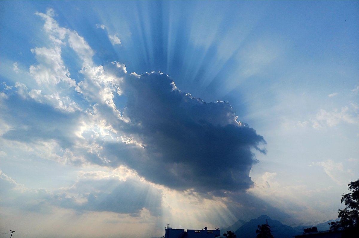karthi_thespark's tweet image. #clouds #sunrays #sky