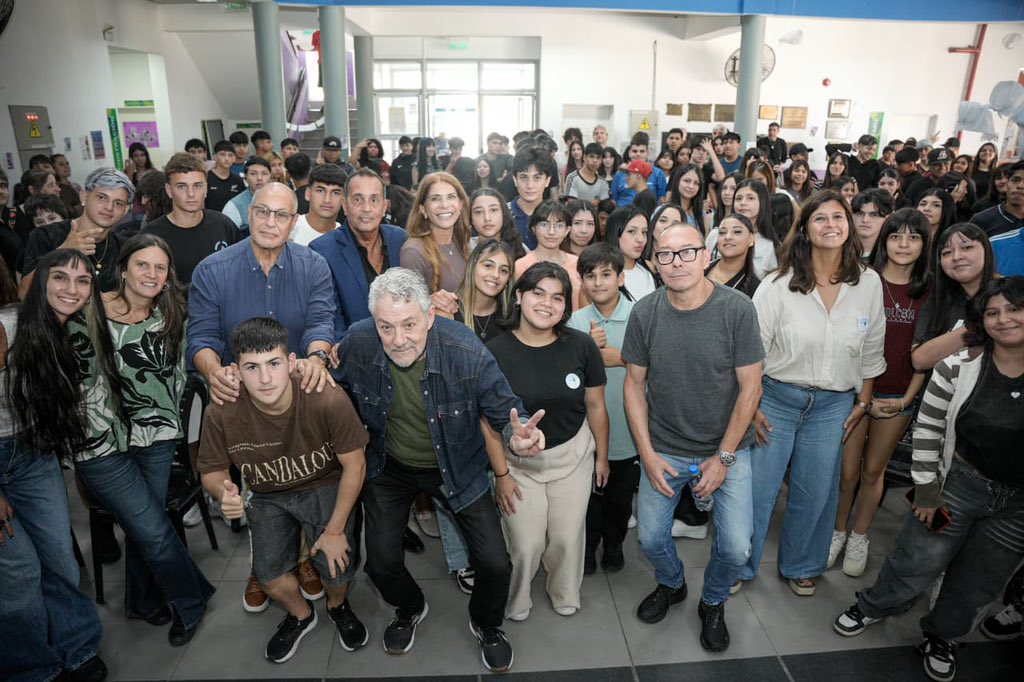 🤍 | Memoria en las aulas  

Junto a las chicas y chicos de la Escuela N°11 “Simón Bolívar”, participamos de una charla en vísperas del 24 de marzo.  

Escuchamos el valioso testimonio de los sobrevivientes Juan Ledesma y Carlos García, fundadores de la Unión de Estudiantes