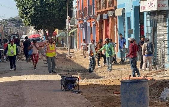 CuartaPlana's tweet image. #Entérate | Se mantienen los trabajos sobre 20 de #Noviembre en la Ciudad de #OaxacaDeJuárez. Se prevé que las obras se concluyan en un lapso de dos meses. No pararán las obras durante #SemanaSanta.

#Noticias #Oaxaca #BuenasTardes #BuenViernes #FelizViernes @GobOax