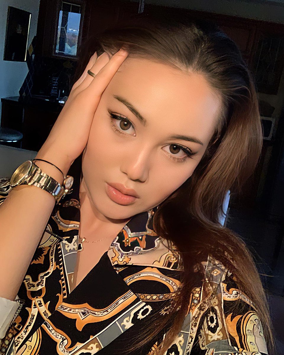 Selena69910's tweet photo. Their eyes seemed to say, 'I know what I want'...and the prices are never cheap https://t.co/JyzyAuUHgD