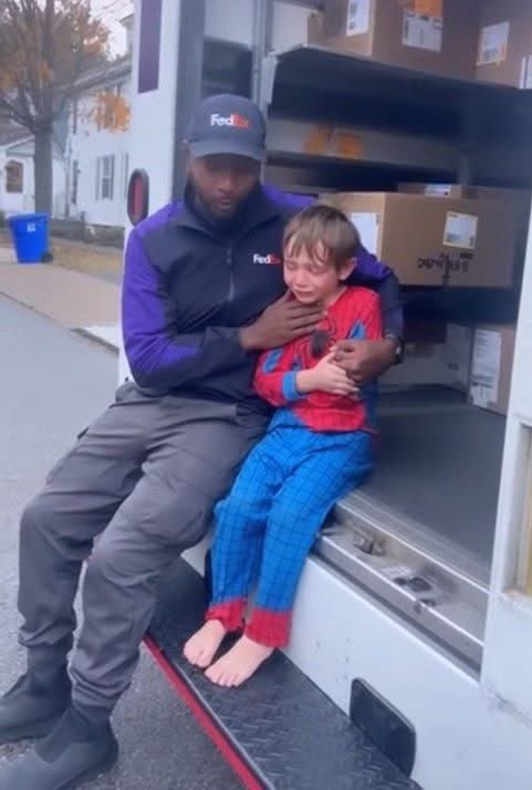 kayakestable's tweet photo. Llamó a la puerta esperando una firma. En cambio, un niño de 8 años, aterrorizado, corrió directamente a sus brazos...

James lleva seis años recorriendo la misma ruta. Conoce las casas, los perros y, por lo general, a las familias.
Pero la casa de Highland Avenue siempre le daba mala espina. Normalmente, las persianas estaban bajadas y reinaba un silencio sepulcral.

Hoy, subió por el sendero con una caja, examinando la etiqueta.
Antes de que pudiera llamar, la puerta se abrió de golpe.
No era un padre quien lo saludaba. Era Ethan, de 8 años.

Llevaba puesto un pijama de Spider-Man, estaba descalzo sobre el frío cemento y tenía los ojos desorbitados por el terror.
Desde lo más profundo de la casa, James escuchó el inconfundible sonido de cristales rompiéndose y los gritos arrastrados y furiosos de un hombre.

Ethan no esperó el paquete.
Salió disparado a través de la puerta mosquitera, chocando de frente con James y enterrando su rostro en el uniforme del conductor.
"¡Le está haciendo daño a mamá!" sollozó, su pequeño cuerpo temblando violentamente. "¡Por favor!"

James no revisó su agenda. No dejó caer la caja.
Lo dejó todo y alzó al niño en brazos, alejándolo rápidamente del porche y llevándolo a la seguridad de su camioneta.
Una vecina, que había estado observando el alboroto desde su jardín, ya estaba llamando al 911.

James se sentó en el parachoques trasero del camión, colocándose como un escudo humano entre el niño y la casa.
Ethan hiperventilaba, aterrorizado de que su padre saliera.
James simplemente rodeó con sus brazos al niño tembloroso, ignorando el frío.

—Aquí estoy, amigo —le susurraba mientras le frotaba la espalda—. Estás a salvo. No me voy a ir a ninguna parte. Estás a salvo.

Permanecieron sentados allí durante diez minutos angustiosos hasta que las sirenas empezaron a sonar calle abajo.
Los agentes irrumpieron en la casa, detuvieron al padre y se aseguraron de que la madre de Ethan estuviera a salvo.
James se quedó justo al lado del parachoques hasta el final.

Para la empresa, él era simplemente un conductor con retraso.
Pero para el niño con el pijama de Spider-Man, él era el único héroe que importaba.