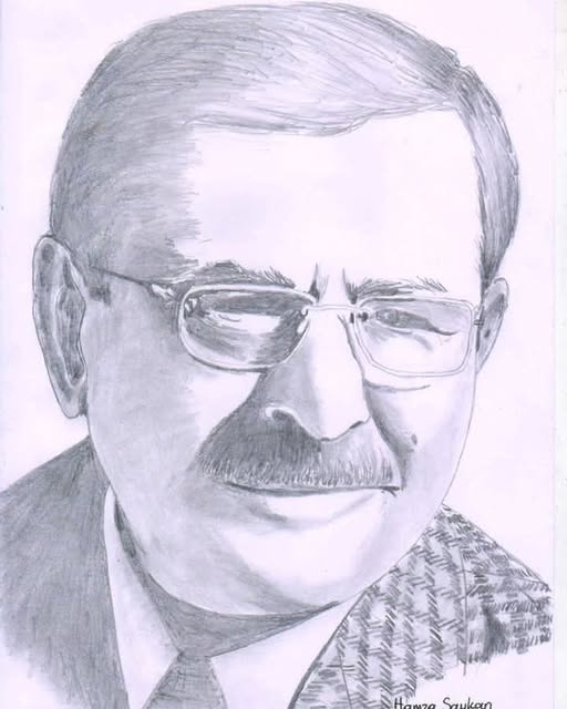 Dede38__'s tweet photo. Aşık Mahsuni Şerif
ile bir söyleşi ...!
-Devlet Sanatçısı" teklifi almadınız mı?
- Devlet benim ödülümü,
sıkıyönetim dönemlerinde tırnaklarımı çekerek verdi !
- Kaç yıl yattınız ?
- Peyder pey beş yılın üstünde.
- Çok işkence gördünüz mü peki ?
- Çook. Benim mesela gördüğüm işkenceden dolayı
on tırnağımın onu da düştü.
- Başka ?
- Ayağımdan asılmalar, cereyan vermeler, gözü bağlı olarak
her türlü hakaretlere maruz kaldım.
Ama bir gün ben kalkıp o sopadan bahsetmedim.
- Neden ?
- Çünkü o bahsetmem gereken sopa,
devletin kendi sistemiydi
- Pişmanlık duydunuz mu hiç ?
- Eğer pişmanlık duysaydım,
Aşık Mahzuni Şerif olmazdım
- Peki bunca acı, işkence, dışlanma, korku sizi "uslandırma"dı mı?
- Aksine daha da bileyledi.
Çünkü eğer gerçekten halk ozanıysanız yasadığınız toplumsal gerçeklere dikkat çekmek ve o acıları paylaşmak zorundasınız.
Evet elektrik verdiler, tırnaklarını çektiler, dişlerini söktüler, küfürler savurdular.Kolay değildi ozan olmanın bedeli.
'' Bizim Suçumuz, Şerefimizdir.''
''Dünya Tembellerin, Haksızların değil,
Çalışanların, Haklıların Olmalıdır'