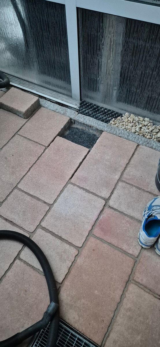 Joergemann's tweet image. So, endlich wieder Projekte am Haus treiben und Ergebnisse sehen.
Beton kloppen, Leerrohre vorbereiten, Steine raus und am Samstag wird ein dickes 5×6mm² Erdkabel verlegt.
Kabel kann man nie genug haben. 

Und jetzt, #Prost🍻 Ihr Säcke
Hoch die Beine, #Wochenende