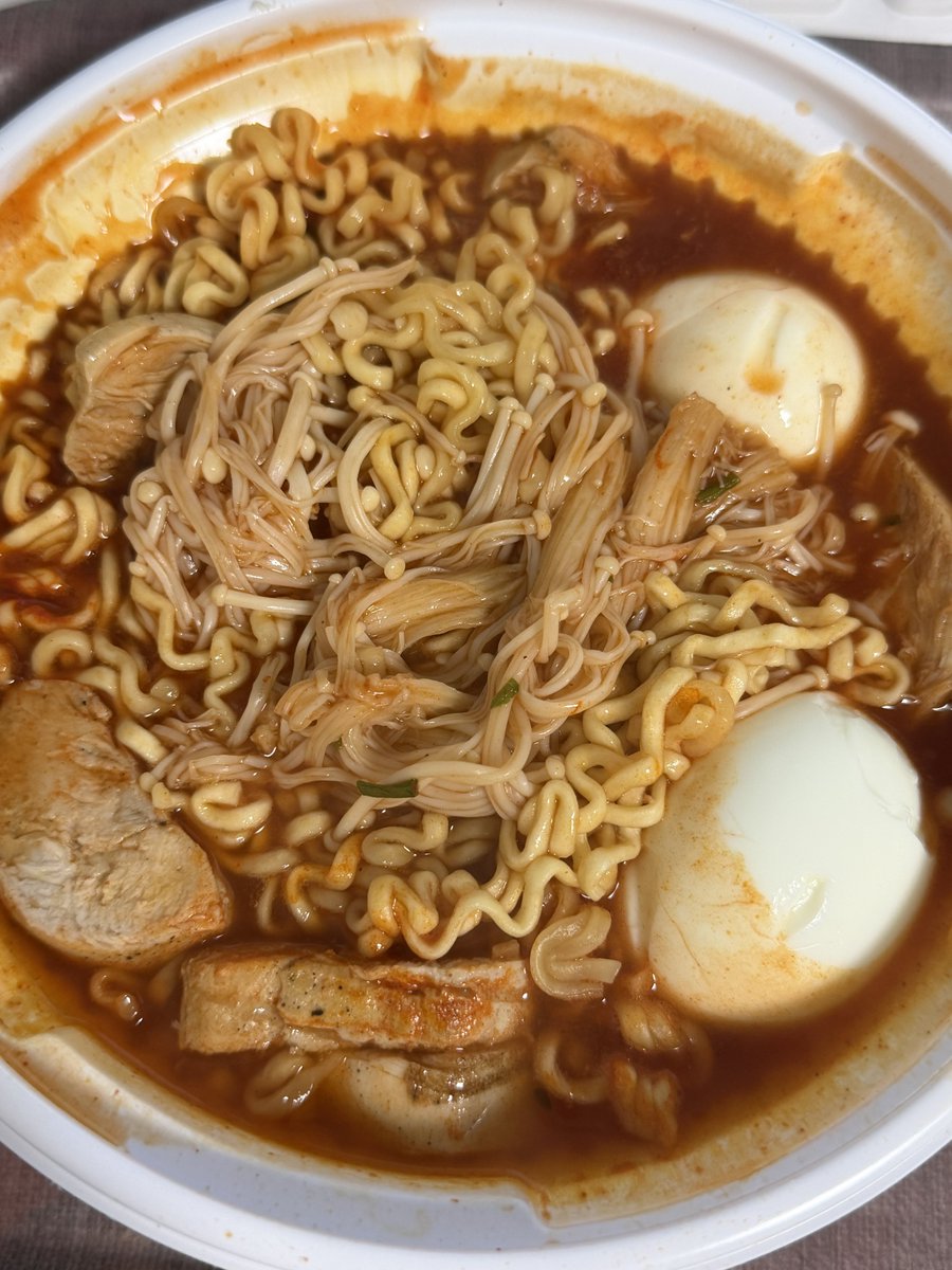 자. 여러분? 📍팔도 왕뚜껑 국물라볶이에는
팽버. 팽이버섯입니다.아시겠어요? 
면 위에 액상소스뿌리고 물2/3만 넣기(버섯물나옴)
팽이버섯 찢어서 얹은상태로
>전자렌지 3분
꺼내서 분말스프 뿌리고 잘 섞어서 
>전자렌지 2분
참기름쪼록 참깨팍팍 뿌리고 쓰까먹기
꼭이요.꼭입니다.