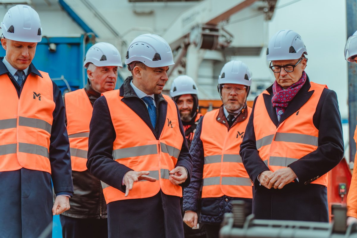 MRiTGOVPL's tweet photo. 62,5 mln zł zainwestuje Vinci z grupy @BGK_pl w spółkę #Mewo. Spółka jest największą polską prywatną firmą, która świadczy usługi badawczo-pomiarowe dla sektora energetycznego na Bałtyku.
Minister @Domanski_Andrz wziął udział w podpisaniu umowy inwestycyjnej, która odbyła się na statku badawczym Amber Cecylia.