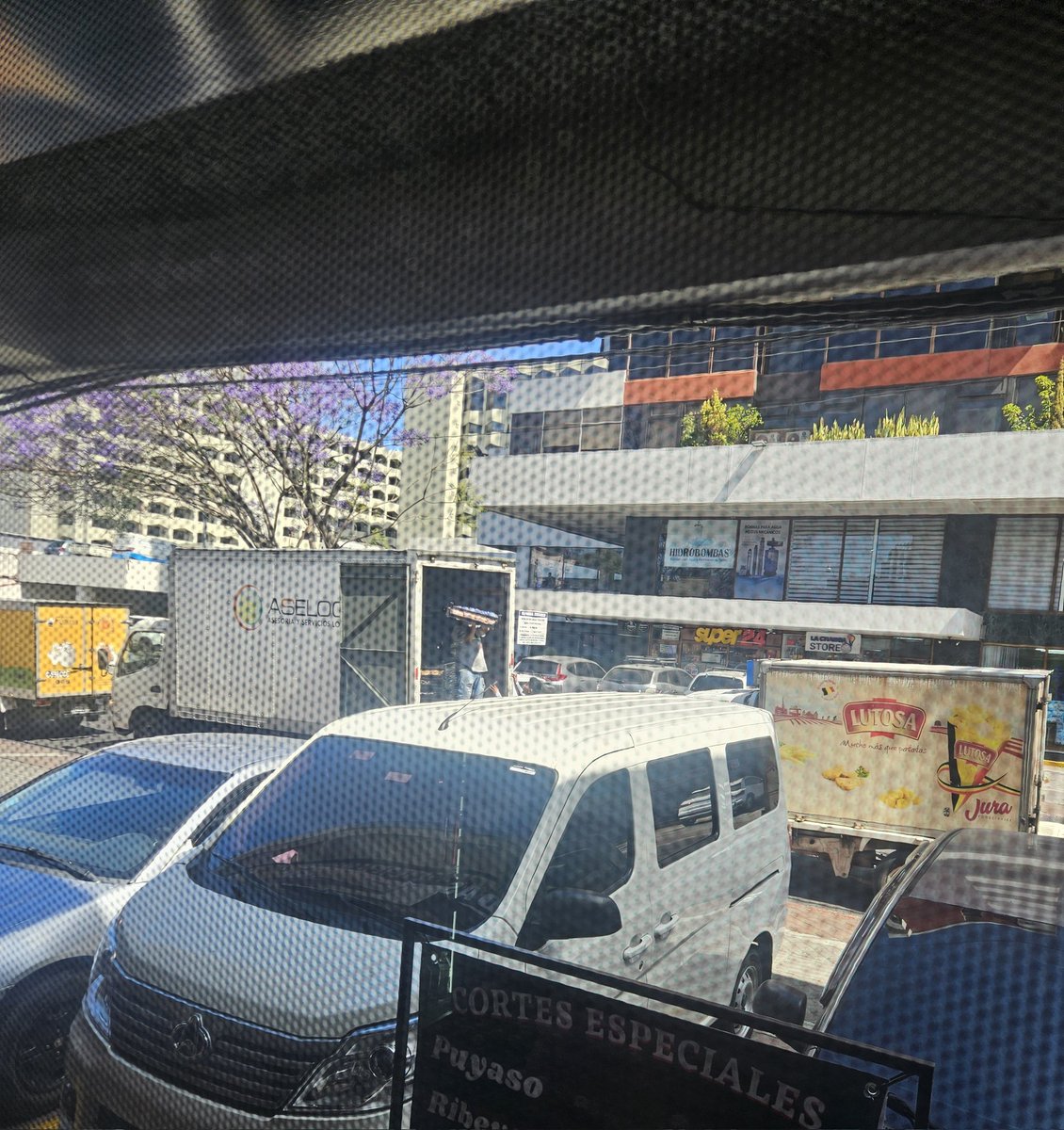 elarcaico's tweet photo. No , no nos estan bloqueando el ingreso , son las camionetadas de likes que nos traen viernes 10 am https://t.co/8C14DYkrPQ