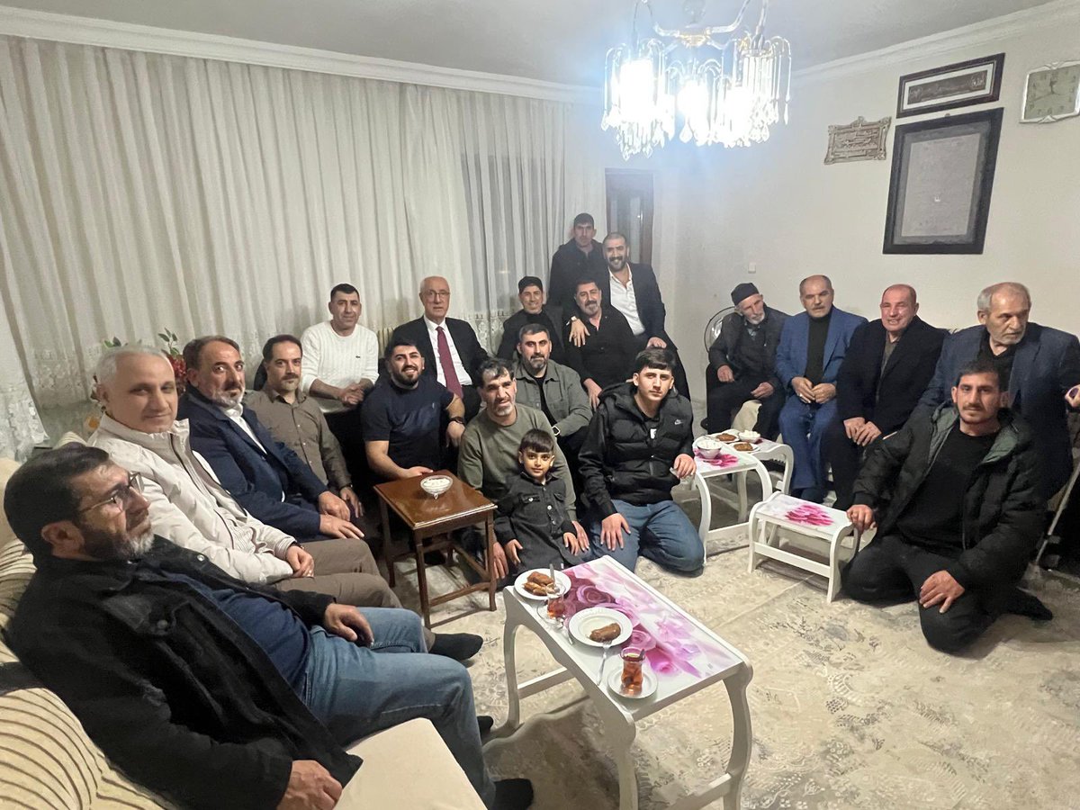 Yakın zamanda kıymetli annelerini kaybeden BALAT ailemizi bayram vesilesiyle ziyaret ederek hem bayramlaştık hem de acılarını paylaştık.

Bu vesileyle Rabbim, tüm geçmişlerimize rahmet eylesin, geride kalanlara sabr-ı cemil ihsan eylesin.
