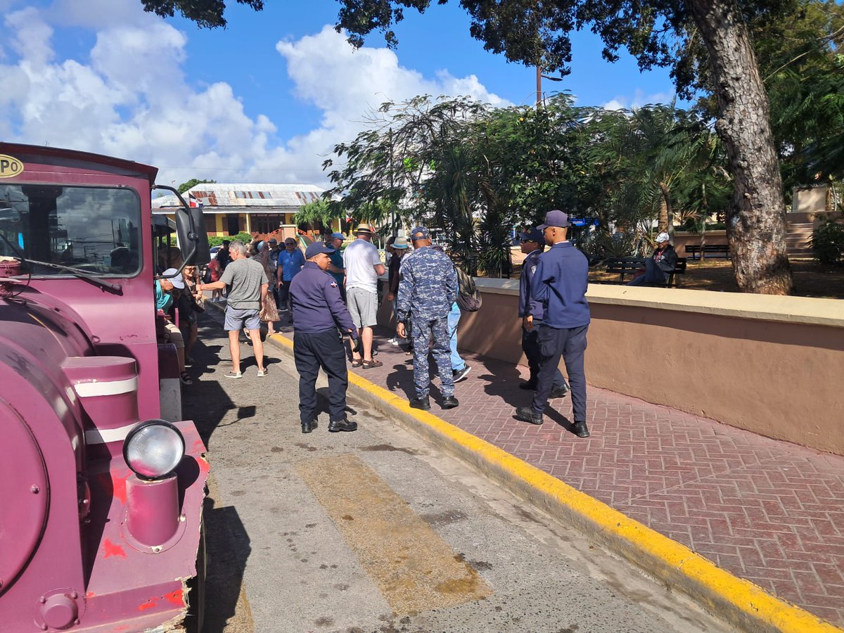 #LaRomana | Nuestros agentes brindan seguridad a los turistas cruceristas que nos visitan este viernes.<a href="/PoliciaRD/">Policía Nacional República Dominicana</a>
<a href="/pesqueiradiego/">Diego Pesqueira</a> <a href="/raisatv/">Raisa Nuñez</a> <a href="/LincolnRivera/">Lincoln Rivera</a>