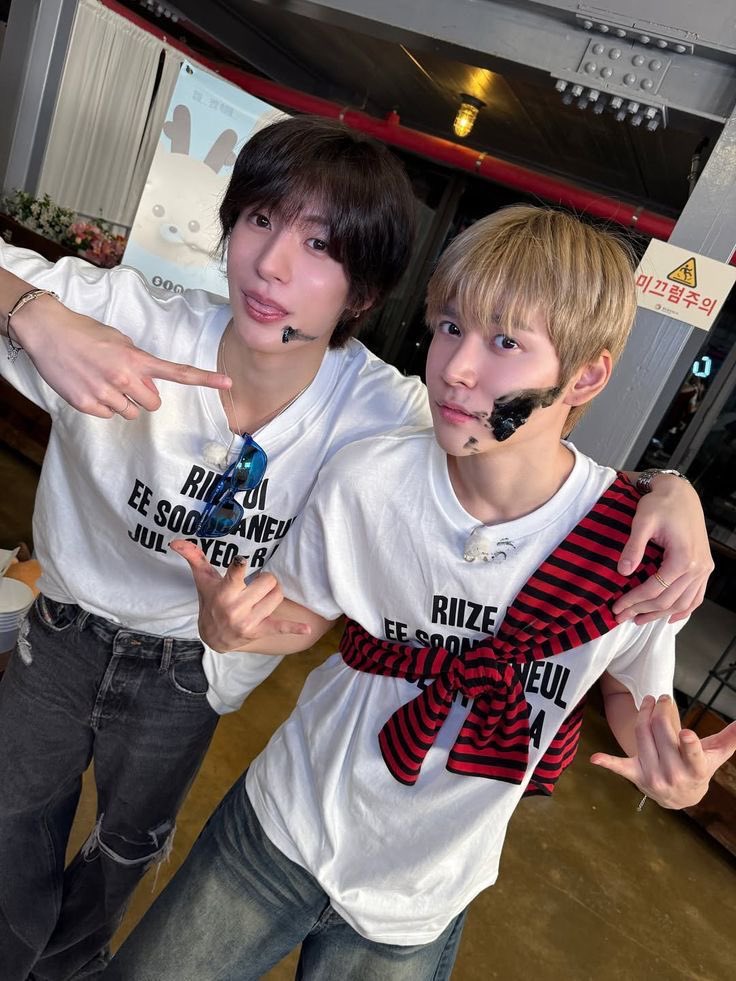 [📑] 260320 | แปล #HAPPYANTONDAY

อึนซอก to แอนตัน 🪨🦕🎂

จากนี้ต่อไป
ขอให้ (อีชานยอง) เป็นประกายแสงที่ส่องสว่าง
จวบนิจนิรันดร์

#EUNSEOK #은석 #อึนซอก #RIIZE #라이즈