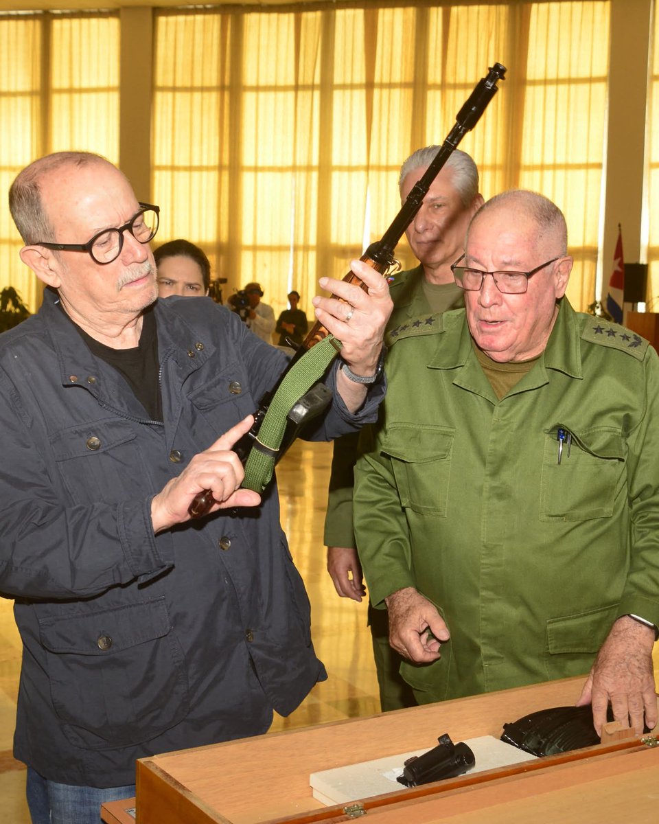 Silvio recibe su fusil. Cómo él somos millones. ❤️

Con Patria se ha dibujado el nombre del alma de los hombres que no van a morir.
<a href="/MinfarC/">Minfar_Cuba</a>