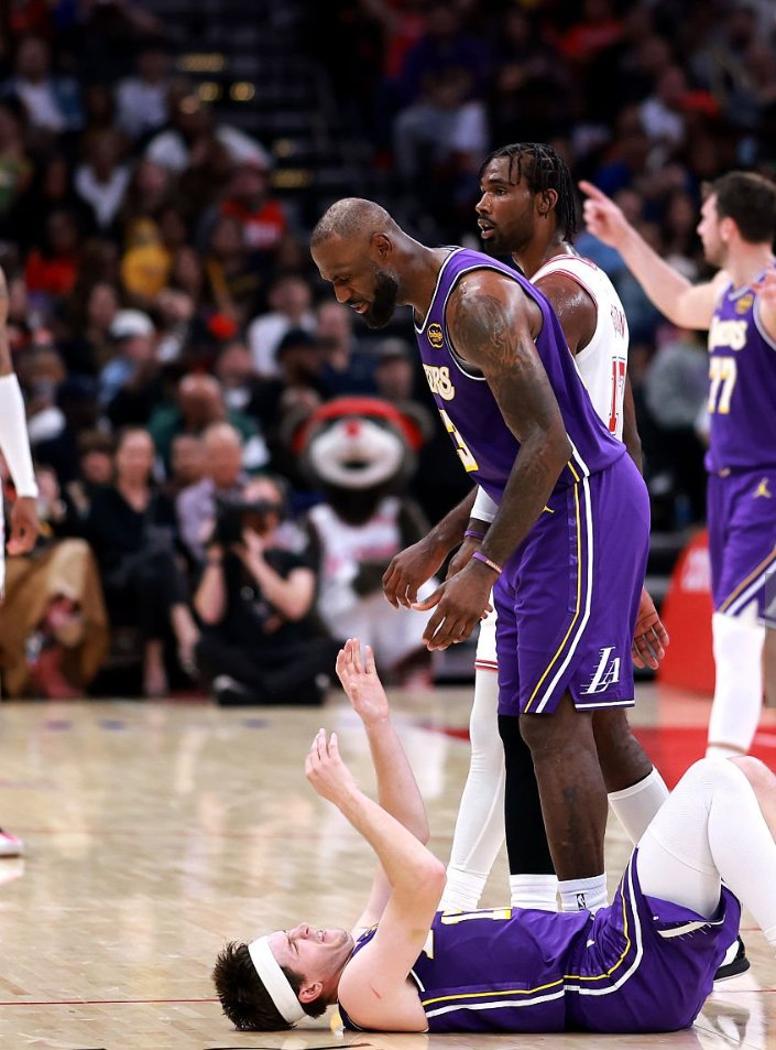 Basket_Infos's tweet photo. L’influence de LeBron James dans le vestiaire des Lakers 👀

« Quand LeBron a dit qu’il jouait (jeudi à Miami, en back-to-back  après un match à Houston la veille) je me suis dit : je ne peux pas laisser un gars de 41 ans jouer pendant que moi, de mon côté, je ne joue pas. Donc j’ai dit que je jouais aussi, Luka pareil, et on est allés arracher cette victoire.

Je me souviens qu’il y a eu un temps mort assez tôt dans le match. J.J. est venu nous voir en disant : “Je sais que vous êtes fatigués.” Et Bron a répondu : “Je ne suis pas fatigué.” Donc moi, j’ai dit : “Moi non plus.” Voilà, on suit le leader. » — Austin Reaves