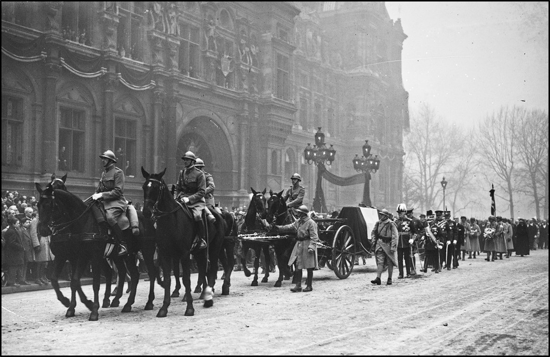20 mars 1929. Paris, 5h45 du matin.

Le maréchal Foch se repose dans son fauteuil. Sa fille lui rappelle qu'il est temps d'aller se coucher.

Il lance son expression favorite : "Allons-y."

Se lève. Et s'effondre.

L'homme qui a gagné la Première Guerre mondiale vient de mourir