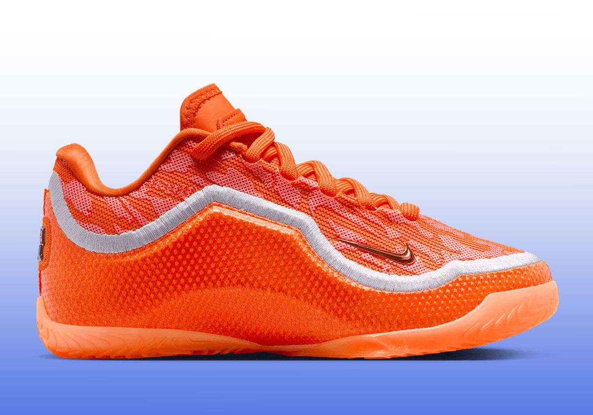 Sneaker News tweet media