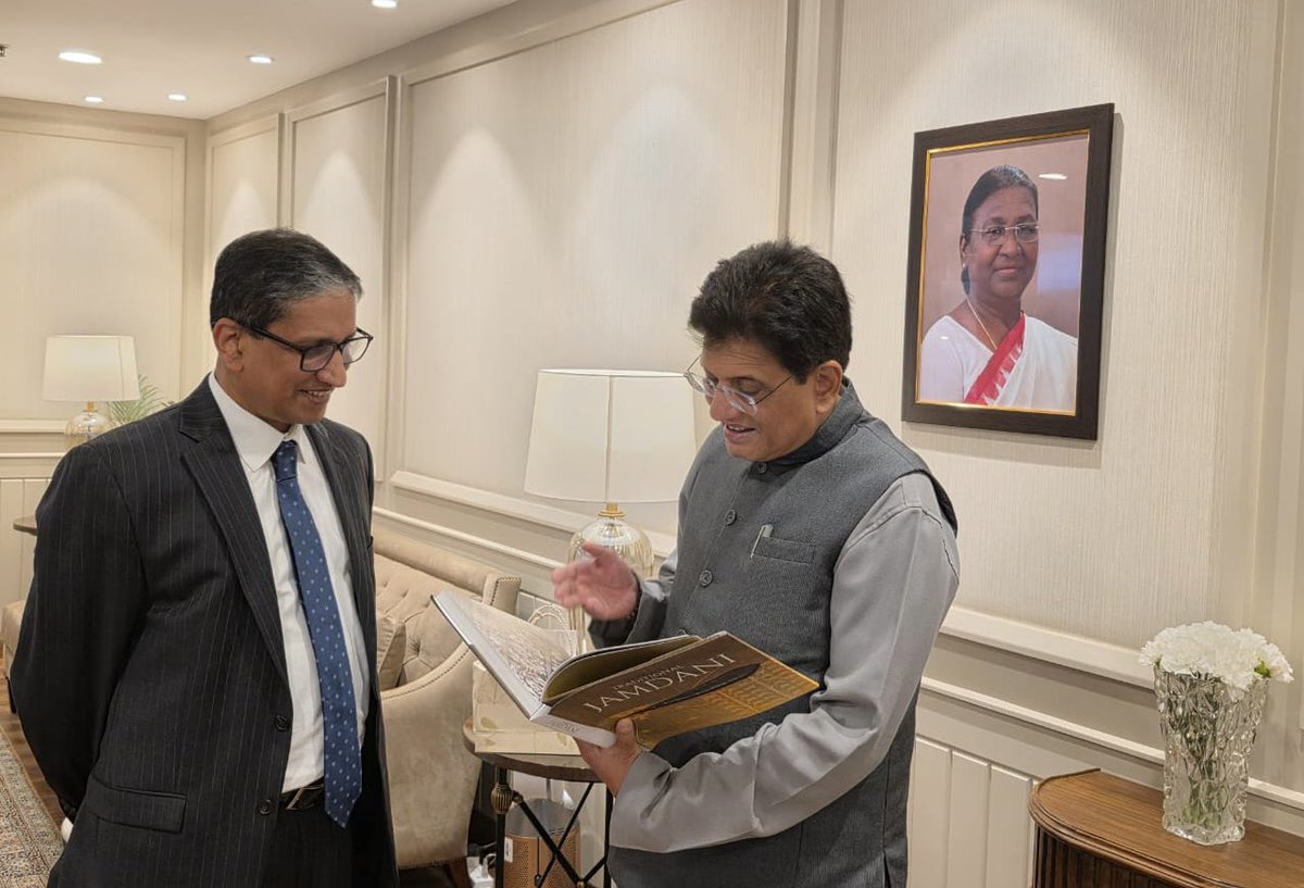 hamidullah_riaz's tweet photo. Its a privilege to call on 🇮🇳Hon. Commerce & Industry Minister (@CimGOI), HE @PiyushGoyal, in Delhi - a leader with exceptional wisdom, passion and foresight. He shared his vision of deepening economic partnership. Discussed ways to advance wider 🇧🇩🇮🇳 economic partnership aside addressing prevalent #trade-related issues to driven by shared benefits for both people.
At the end, he was struck learning about 🇧🇩 Jamdani weaving heritage!

@DoC_GoI #Bangladesh #India